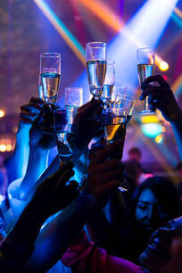 istockphoto 471919327 612x612 nightlife cheers